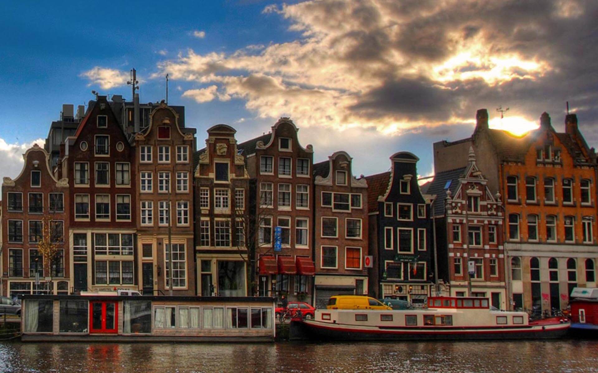 Cheap flights from Larnaca to Amsterdam