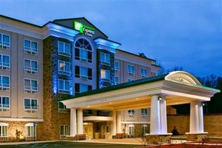 Holiday Inn Express & Suites Fort Benning