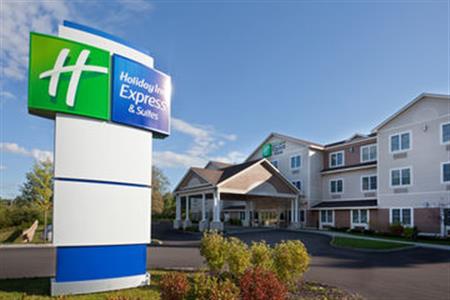 Holiday Inn Express & Suites Lakes Region