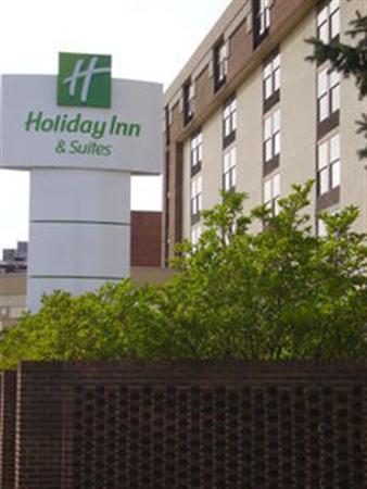 Holiday Inn & Suites Conference Ctr