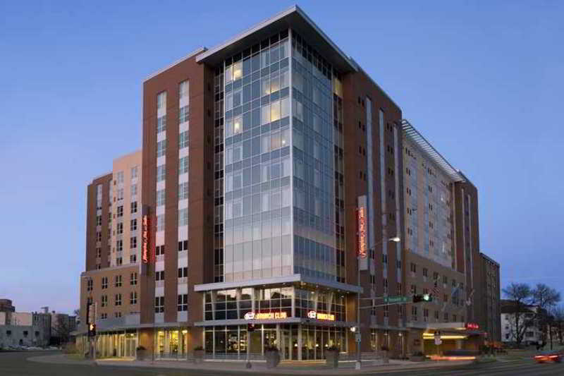 Hampton Inn & Suites Madison / Downtown