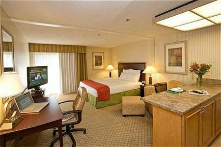 Holiday Inn Hotel & Suites 