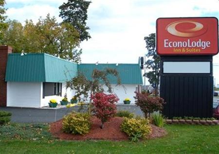 Econo Lodge Inn & Suites