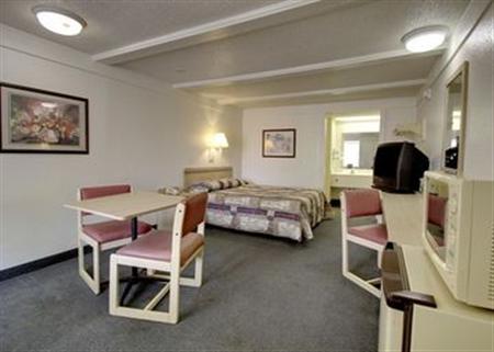 Rodeway Inn & Suites