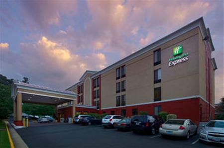 Holiday Inn Express Arlington Boulevard 