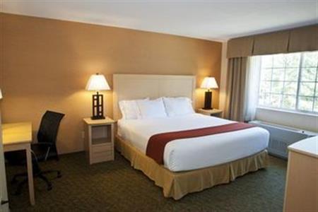 Holiday Inn Express Hotel & Suites